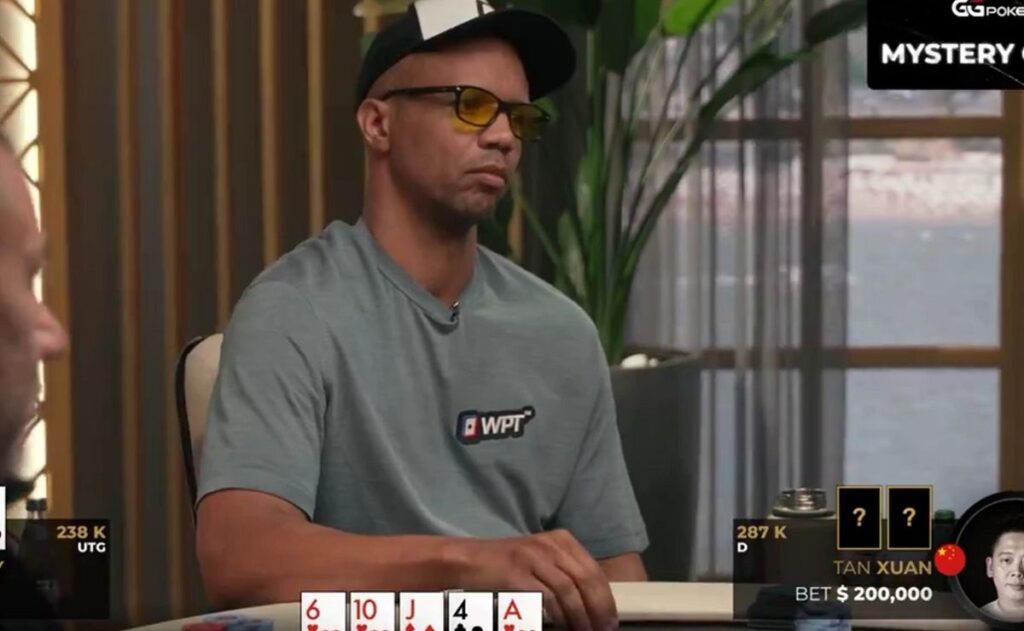 Phil Ivey teve uma longa pensativa no river (Foto: Reprodução/X @TritonPoker)
