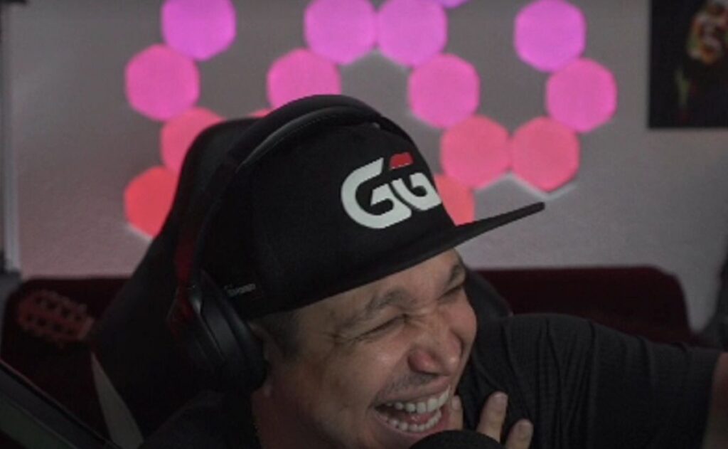 Felipe Mojave foi só sorrisos depois do call (Foto: Reprodução/Twitch)
