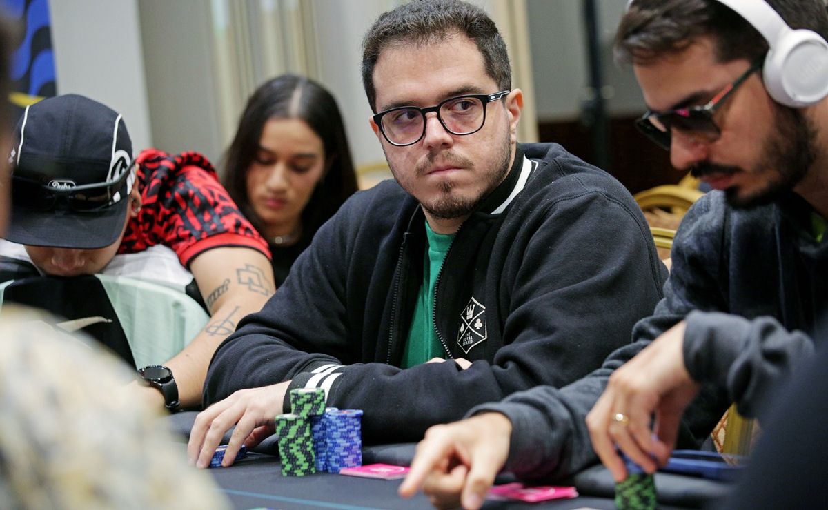 Brunno Botteon abriu vantagem na ponta do chip count